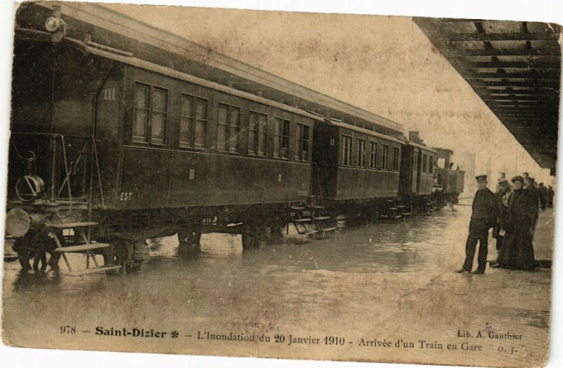 Carte postale ancienne Saint-Dizier - Indonation, arrivée d«un train en Gare à Saint-Dizier