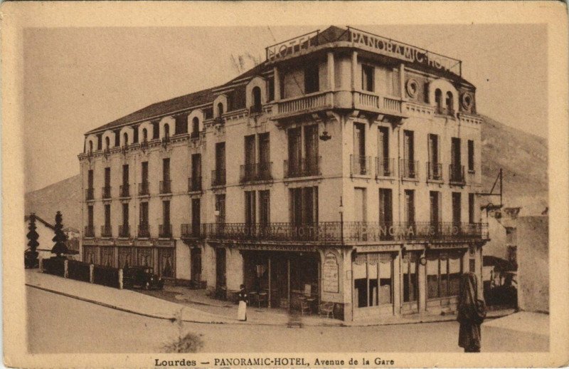 Carte postale ancienne Lourdes Panoramic Hotel à Lourdes