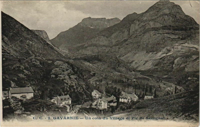 Carte postale ancienne Gavarnie Un Coin du Village
