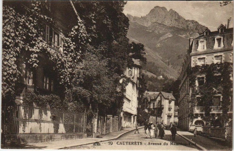 Carte postale ancienne Cauterets Avenue à Cauterets