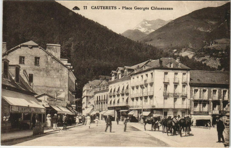 Carte postale ancienne Cauterets Place Georges à Cauterets