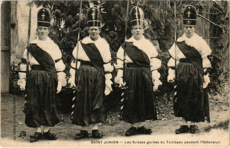 Carte postale ancienne Saint-Junien - Les Suisses gardes du Tombeau pendant