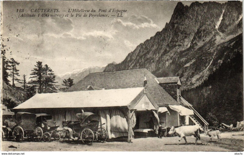 Carte postale ancienne Cauterets - L'Hotellerie du Pont d'Espagne et le Pic de Peyrelance à Cauterets