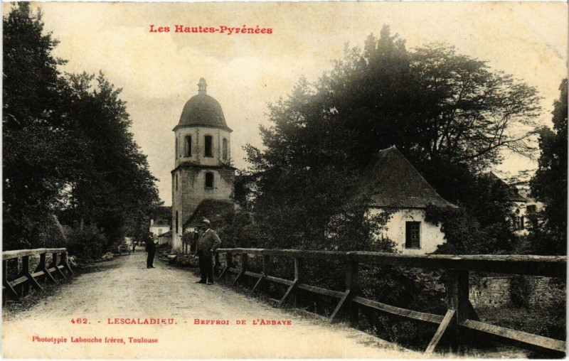 Carte postale ancienne Lescaladieu - Beffroi de L'Abbaye à Bonnemazon