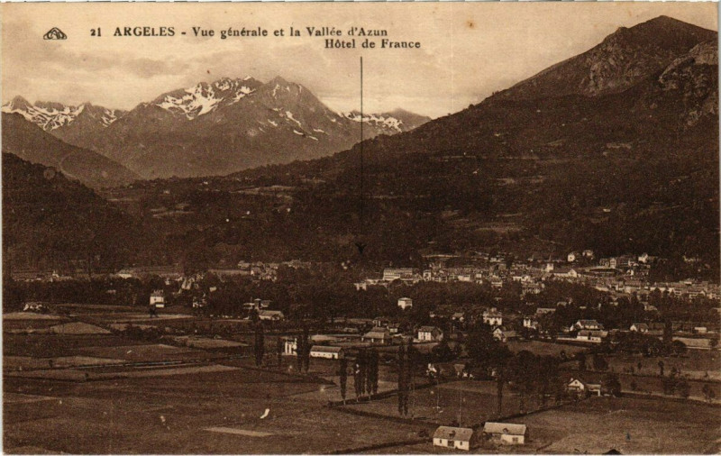 Carte postale ancienne Argeles - Vue générale et la Vallée d'Azun - Hotel de France