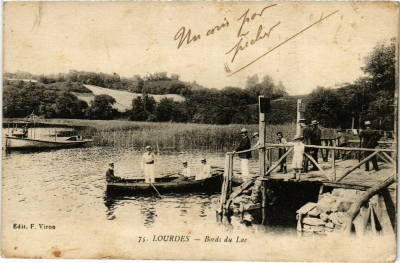 Carte postale ancienne Lourdes - Bords du Lac à Lourdes