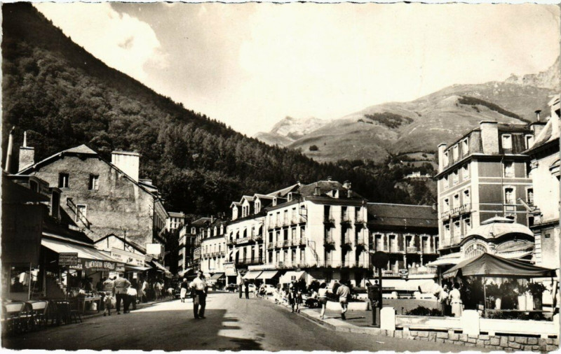 Carte postale ancienne Cauterets - Avenue du Mamelon vert et place à Cauterets