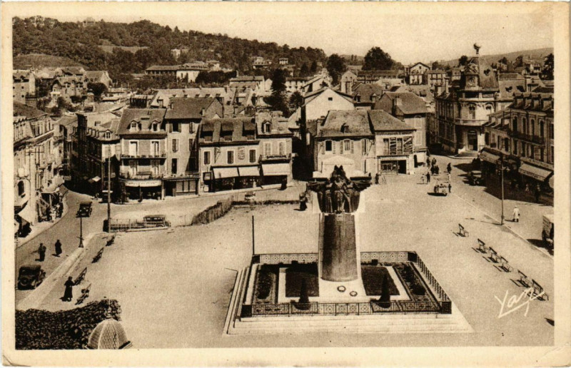Carte postale ancienne Lourdes - La Place Peyramale à Lourdes