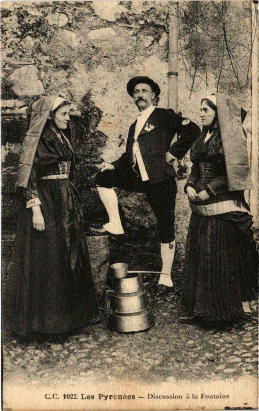 Carte postale ancienne Les Pyrénées - Discussion a la Fontaine