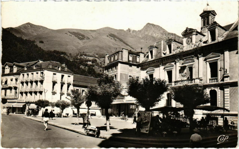Carte postale ancienne Cauterets - Place de la Mairie à Cauterets