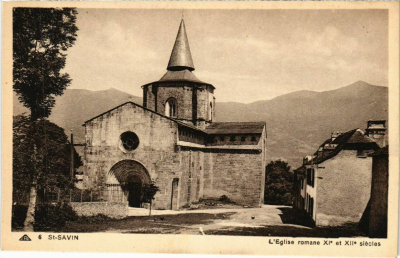 Carte postale ancienne Saint-Savin - L'Eglise romane à Saint-Savin