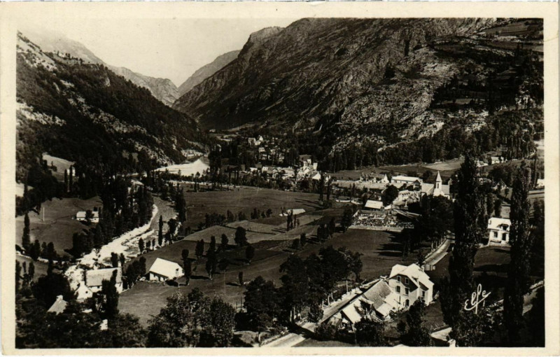 Carte postale ancienne Vallée de Gédre - Le village et le Gave de Gavarnie