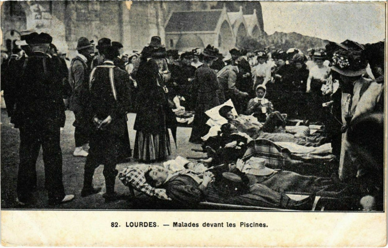 Carte postale ancienne Lourdes - Malades devant les Piscines à Lourdes