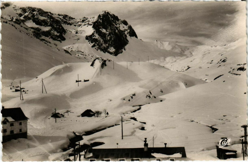 Carte postale ancienne La Mongie Les Hotels dans le fond, Col du Tourmalet