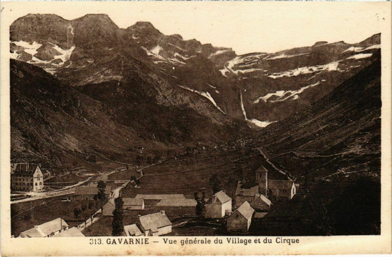 Carte postale ancienne Gavarnie - Vue générale du Village et du Cirque