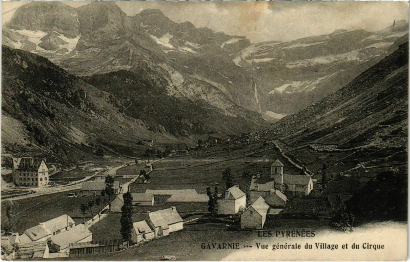 Carte postale ancienne Gavarnie - Vue générale du Village et du Cirque