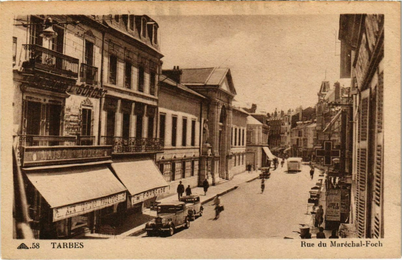 Carte postale ancienne Tarbes - Rue du Maréchal - Foch à Tarbes
