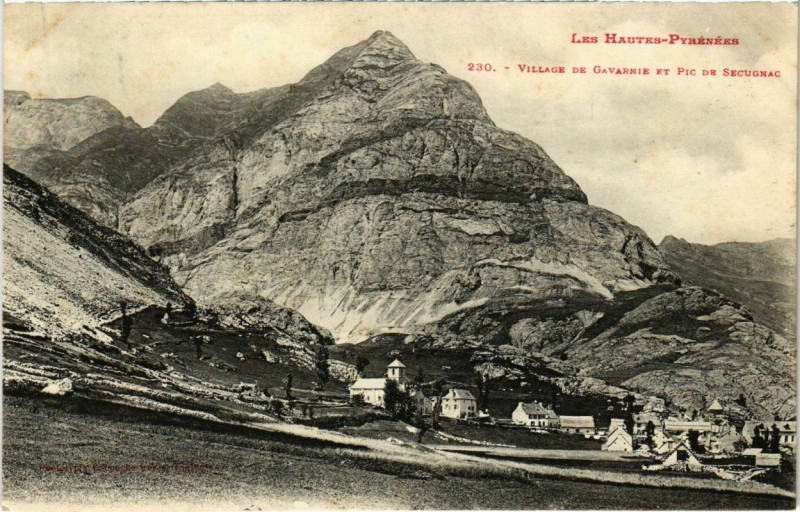 Carte postale ancienne Village de Gavarnie et Pic de Secugnac