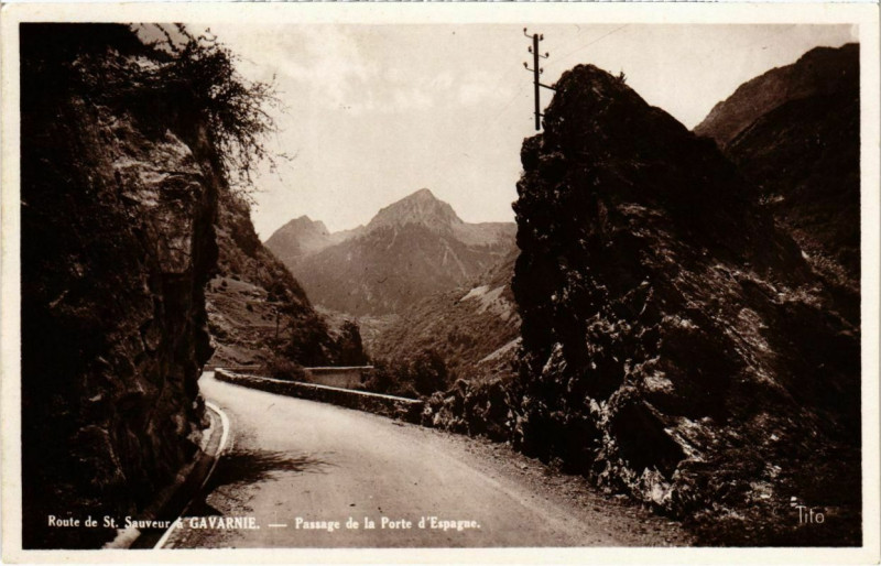 Carte postale ancienne Route de St. Sauveur a Gavarnie - Passage de la Porte d'Espagne
