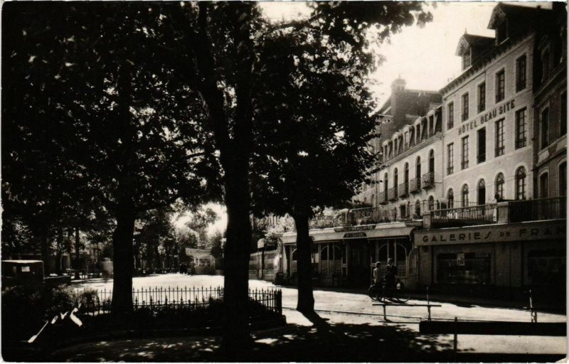 Carte postale ancienne Bagneres-de-Bigorre - Promenade des Coustous à Bagnères-de-Bigorre