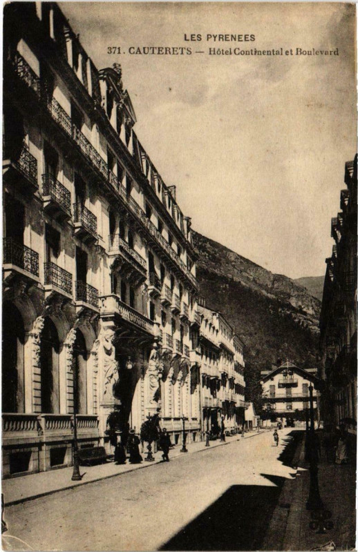 Carte postale ancienne Cauterets - Hotel Continental et Boulevard à Cauterets