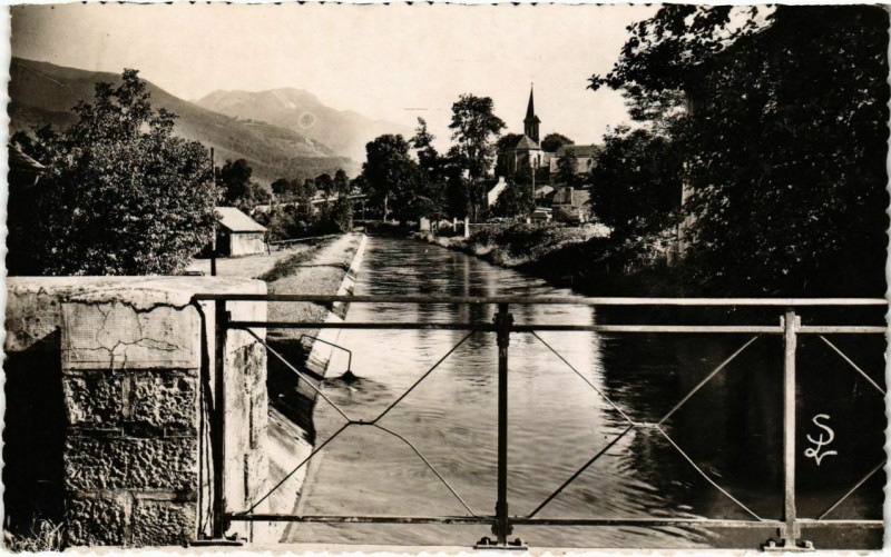 Carte postale ancienne Heches - Le Canal et entrée du Village à Hèches