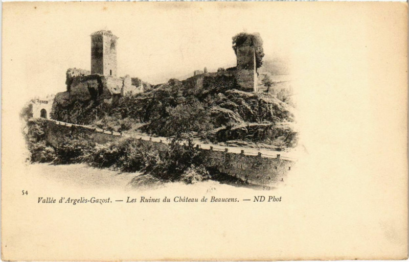 Carte postale ancienne Vallée d'Argeles-Gazost - Les Ruines du Cbateau de Beaucens à Beaucens