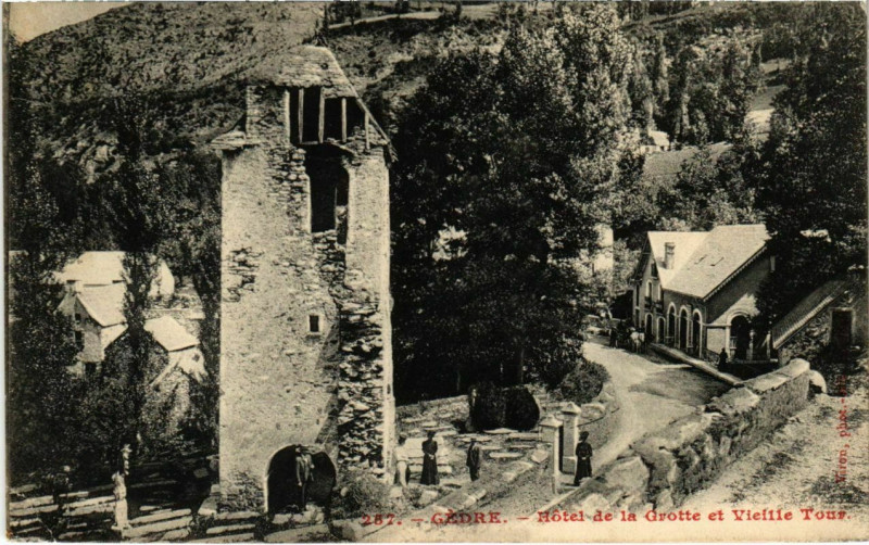Carte postale ancienne Gédre - Hotel de la Grotte et Vieille Tour
