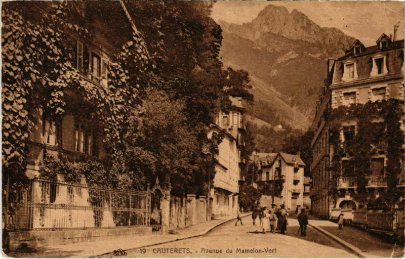 Carte postale ancienne Cauterets - Avenue du Mamelon-Vert à Cauterets