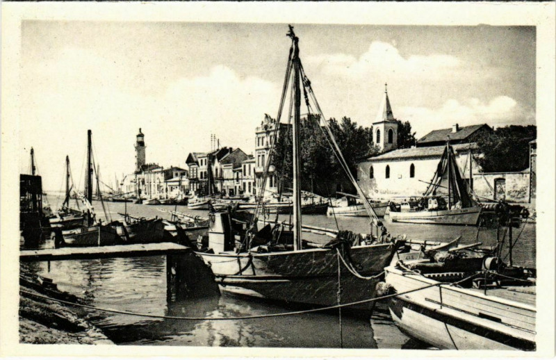 Carte postale ancienne Le Grau-du-Roi - Un coin du Canal vers l'Eglise