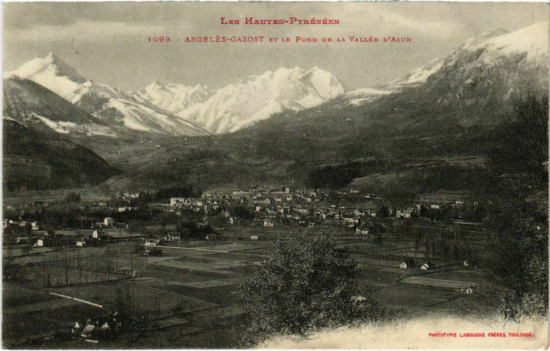 Carte postale ancienne Argeles-Gazost et le Fond de la Vallée D'Azun à Argelès-Gazost