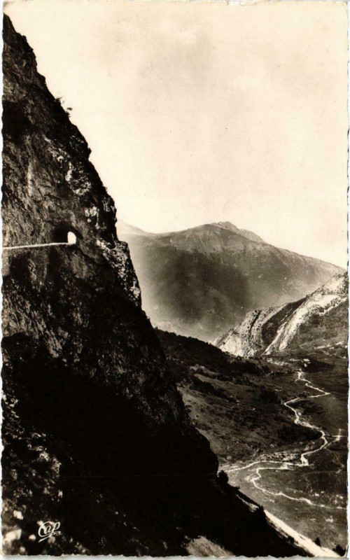 Carte postale ancienne Environs d'Argeles - La Route en corniche du Col d'Aubisque