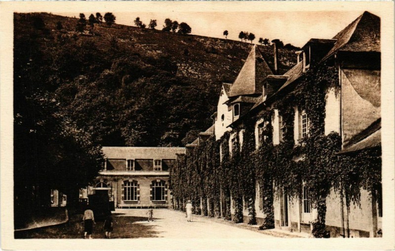 Carte postale ancienne Bagneres-de-Bigorre - Etablissement Thermal de Salut à Bagnères-de-Bigorre