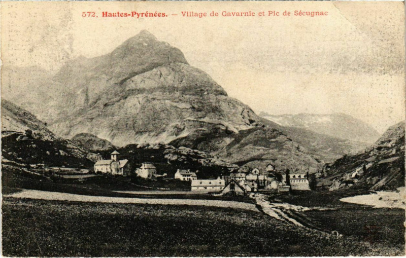 Carte postale ancienne Village de Gavarnie et Pic de Sécugnac
