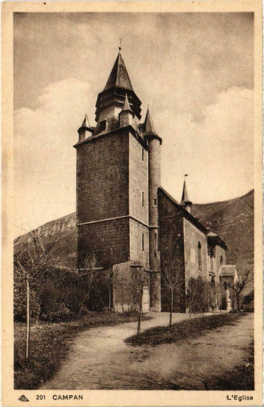 Carte postale ancienne Campan - L'eglise à Campan