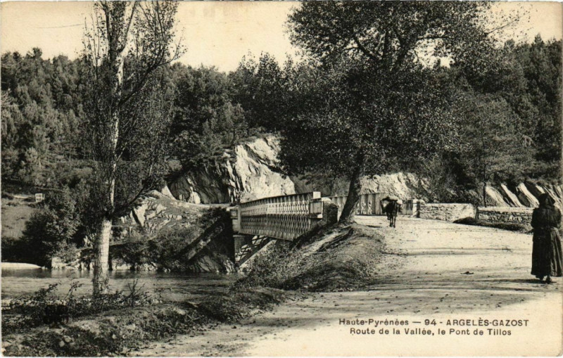 Carte postale ancienne Argeles-Gazost - Route de la Vallée, le Pont de Tillos à Argelès-Gazost