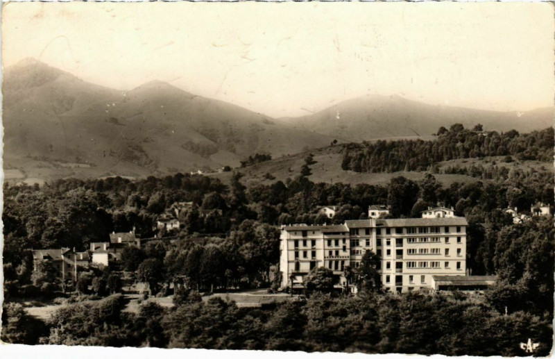 Carte postale ancienne Cambo - Les-Bains. Vue sur les Pyrénées et le Sanatorium Toki-Eder