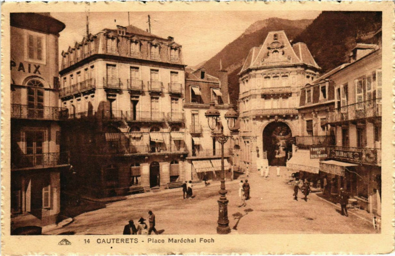 Carte postale ancienne Cauterets - Place Maréchal Foch à Cauterets
