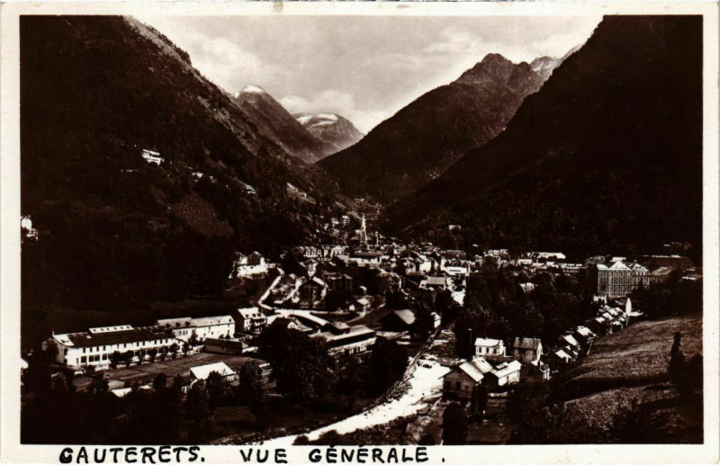 Carte postale ancienne Cauterets Vue générale prise du mamelon vert à Cauterets