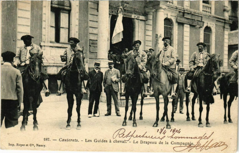 Carte postale ancienne Cauterets - Les Guides a chevcal - Le Drapeau de la Compagnie à Cauterets