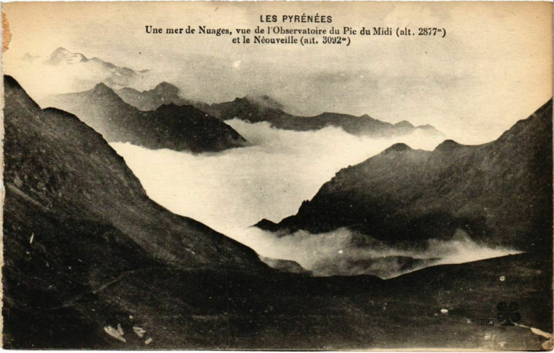 Carte postale ancienne Une mer de Nuages, vue de l'Observatoire du Pic du Midi