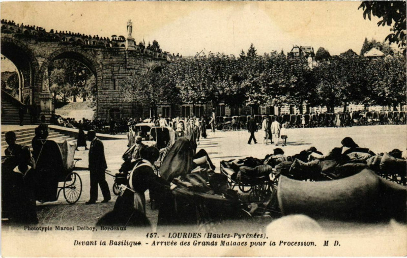 Carte postale ancienne Lourdes - Devant la Basilique - Arrivée des Grands Malaaes à Lourdes