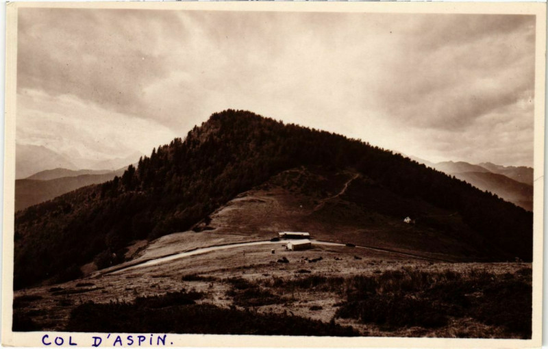 Carte postale ancienne Les Pyrénées, Col d'Aspin (alt. 1497 m)