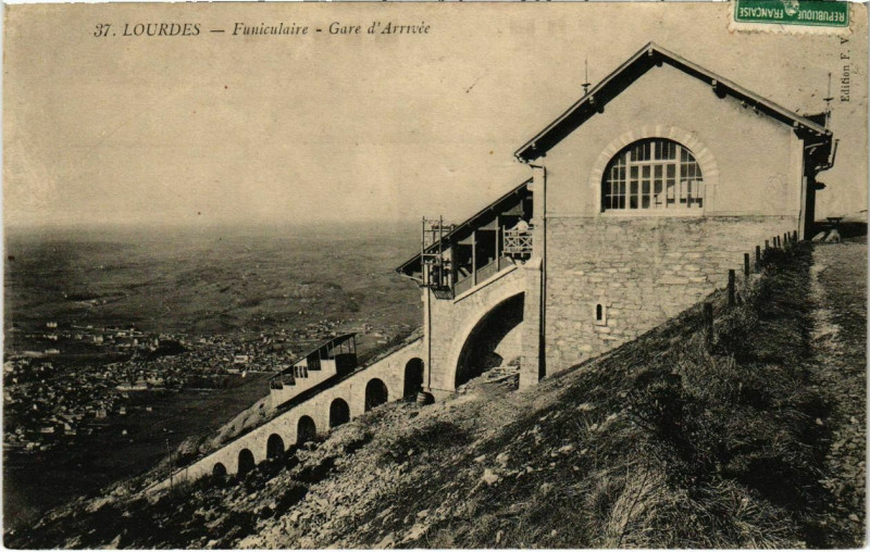 Carte postale ancienne Lourdes - Funiculaire - Gare d'Arrivée à Lourdes