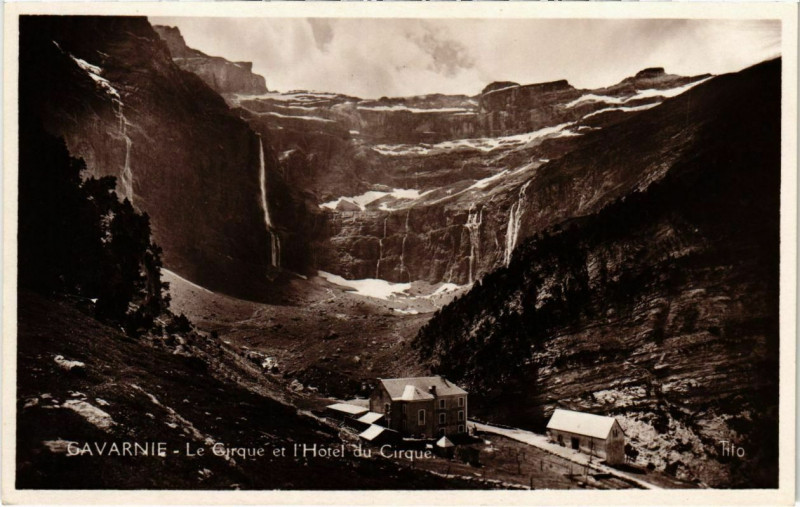 Carte postale ancienne Gavarnie - Le Cirque et l'Hotel du Cirque