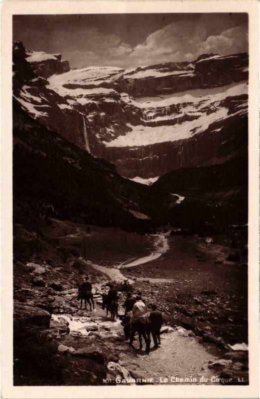 Carte postale ancienne Gavarnie - Le Chemin du Cirque