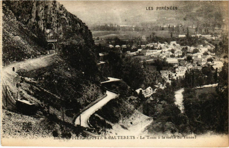 Carte postale ancienne Route de Pierrefitte a Cauterets - Le Tram a la sortie du Tunnel à Cauterets