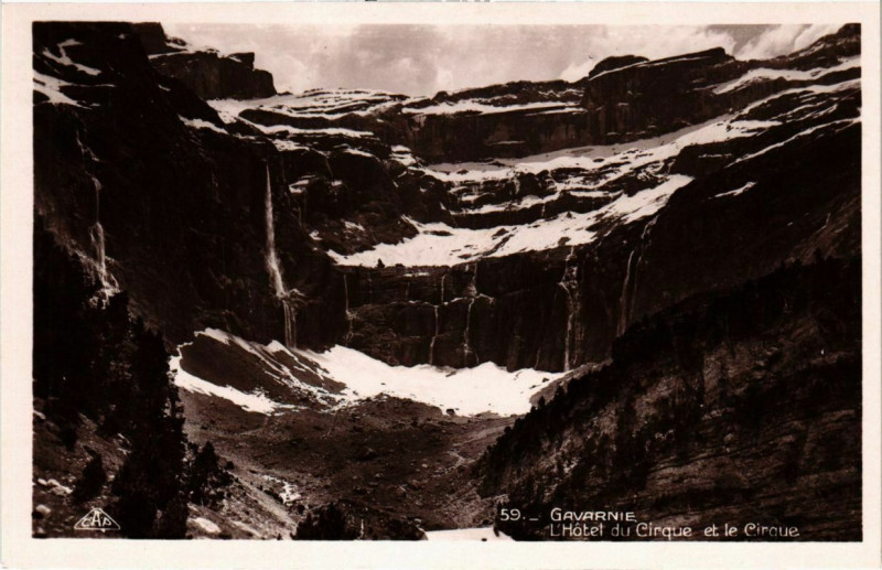 Carte postale ancienne GAVARNIE, L'Hotel du Cirque et le Cirque