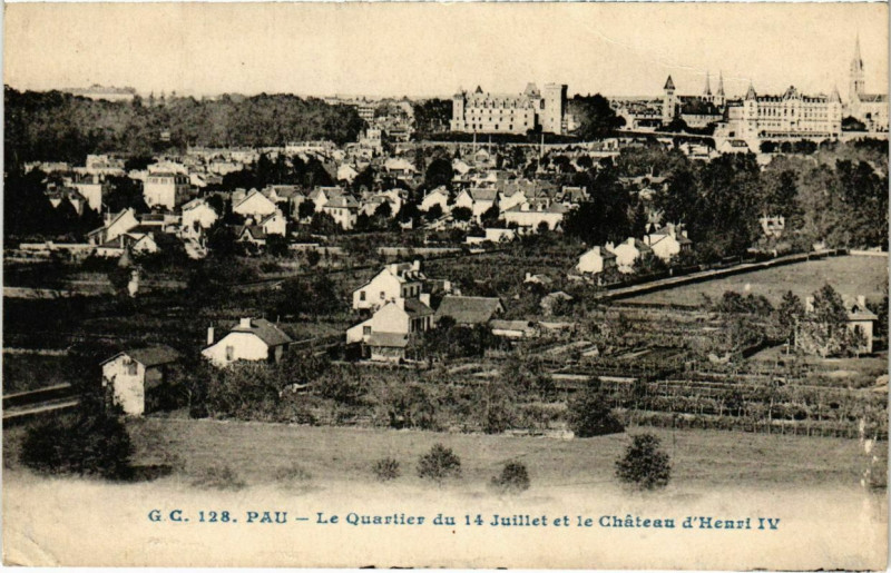 Carte postale ancienne Pau - Le Quartier du 14 Juillet et le Chateau d'Henri Iv