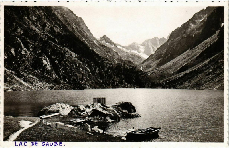 Carte postale ancienne Cauterets - Le Lac de Gaube (alt. 1800 m.) et le Vignemale à Cauterets